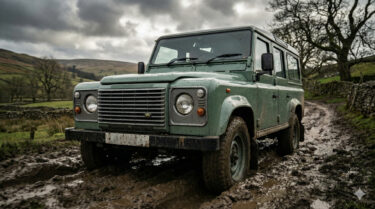 【2025年最新】ランドローバーディフェンダー(旧型)の価格推移と高騰の理由｜今が売り時？今後の相場をプロが予測